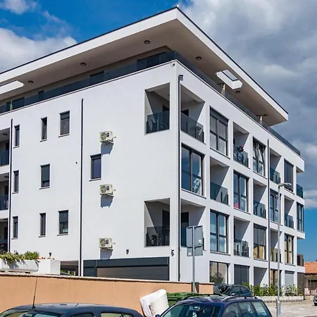 M****, New + Parking * Pula