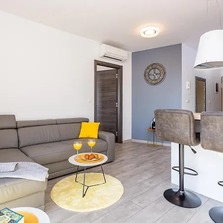 Apartment M****, New + Parking